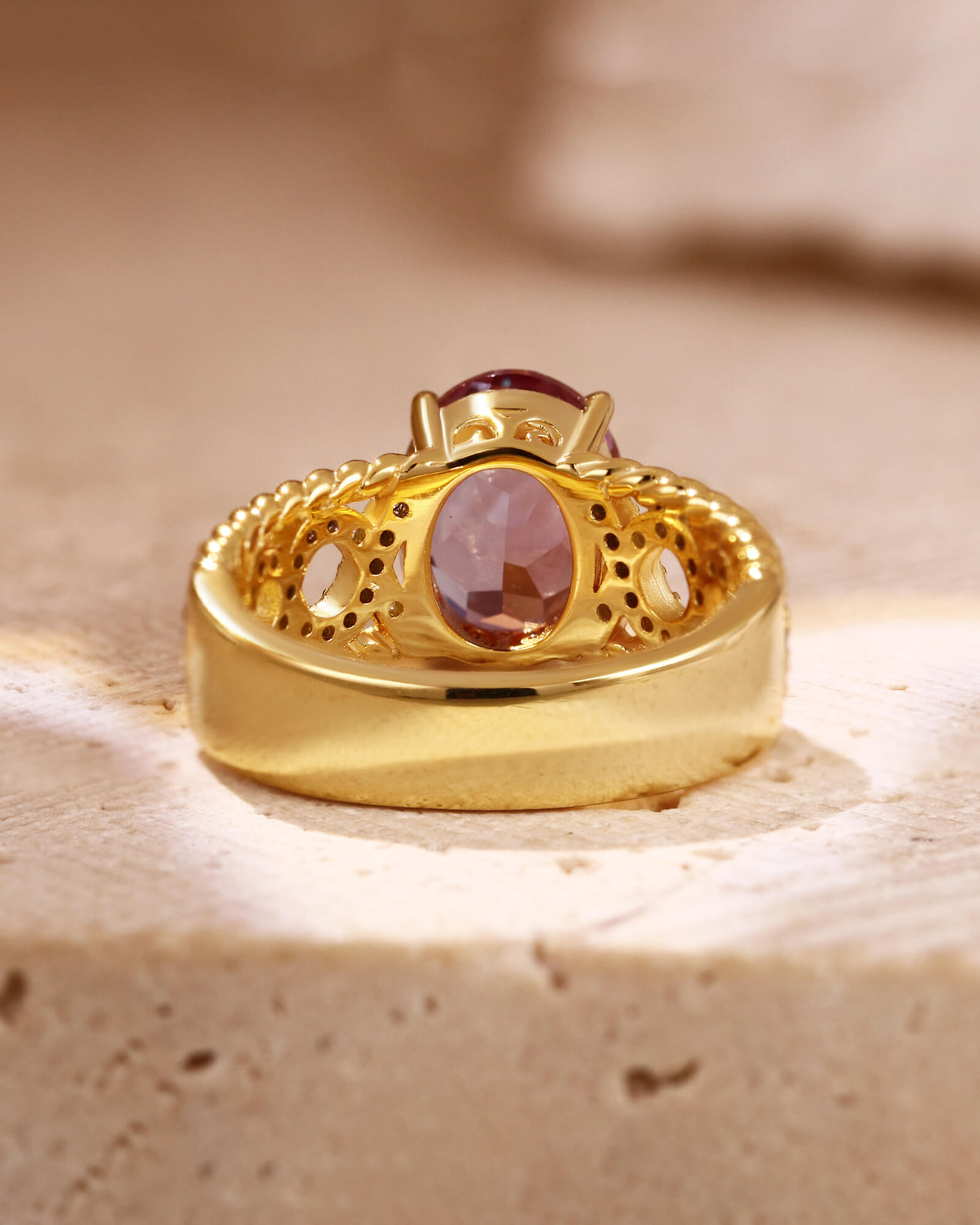 AMETHYSTA Hollowed Infinity Band Oval Cut Alexandrite Engagement Ring AMETHYSTA Hollowed Infinity Band Oval Cut Alexandrite Engagement Ring