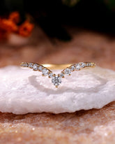 WILLA Round Cut Alternating Sizes Moissanite Curved Wedding Band