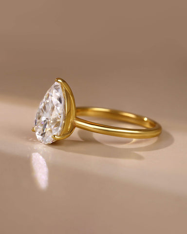 ISOLDE Minimalist Pear Cut Moissanite Solitaire Engagement Ring