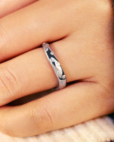 ASTRA Minimalist Wavy Moissanite Wedding Band Stacking Ring