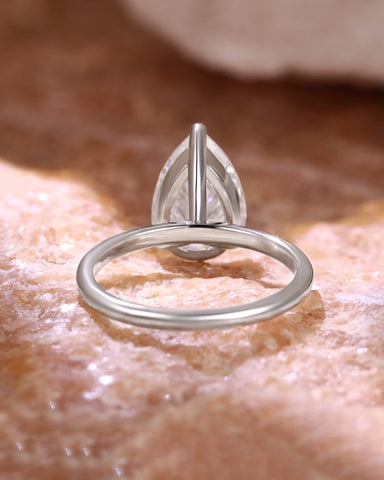 ISOLDE Minimalist Pear Cut Moissanite Solitaire Engagement Ring