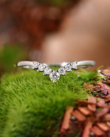 SEPTIMA Round Cut Moissanite Curved Wedding Band