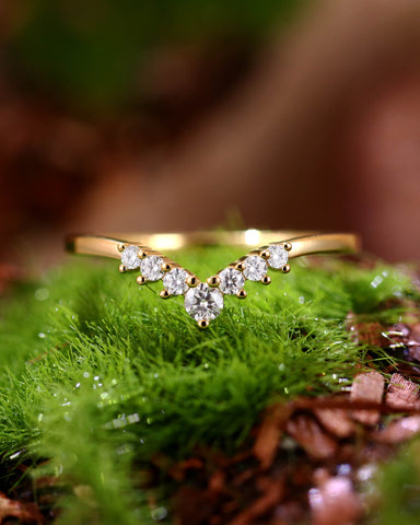 SEPTIMA Round Cut Moissanite Curved Wedding Band