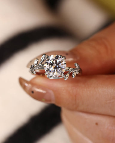 ROSA Leaf Twist Round Cut Solitaire Engagment Ring