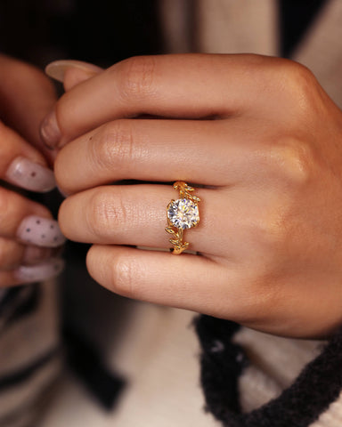 ROSA Leaf Twist Round Cut Solitaire Engagment Ring