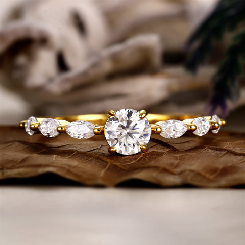 LUNA Four-Prong round brilliant cut Proposal Ring