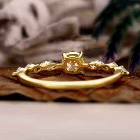 LUNA Four-Prong round brilliant cut Proposal Ring