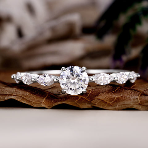LUNA Four-Prong round brilliant cut Proposal Ring