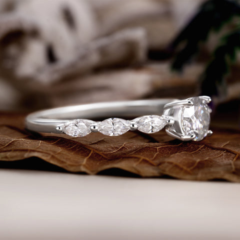 LUNA Four-Prong round brilliant cut Proposal Ring