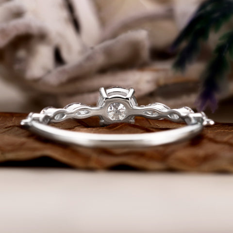 LUNA Four-Prong round brilliant cut Proposal Ring