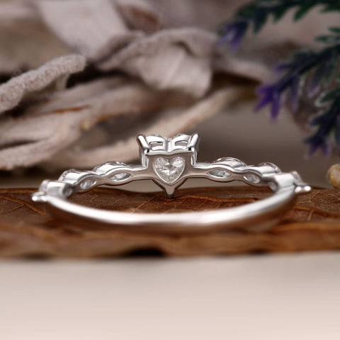 MIRA lovely heart shaped Engagement Ring