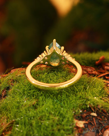 CLOVER Pear Cut Moss Agate Classic Engagement Ring