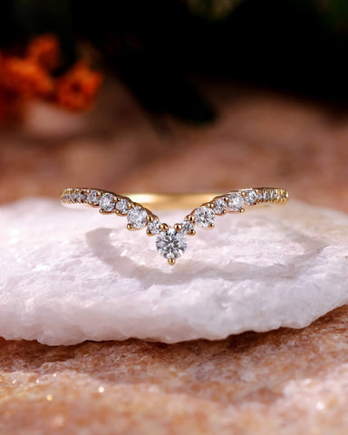 WILLA Round Cut Alternating Sizes Moissanite Curved Wedding Band