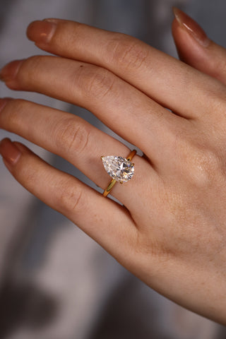 ISOLDE Minimalist Pear Cut Moissanite Solitaire Engagement Ring