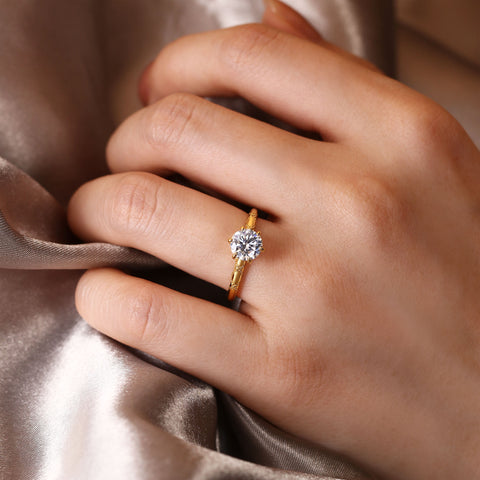 CLARA Round Cut Engagement Ring Six-Prong Classic Solitaire Ring