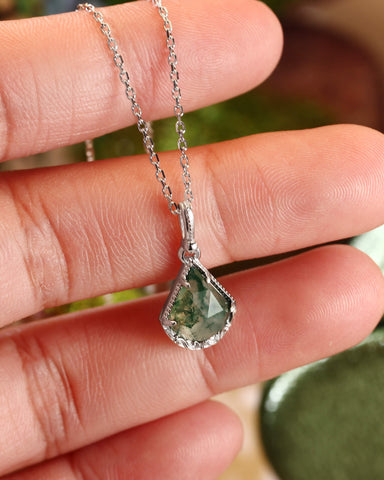 VERDANYA Fan Shaped Moss Agate Forest Necklace