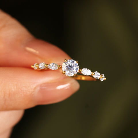 LUNA Four-Prong round brilliant cut Proposal Ring