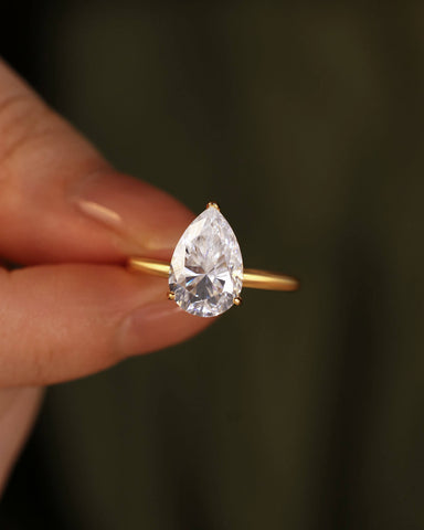 ISOLDE Minimalist Pear Cut Moissanite Solitaire Engagement Ring