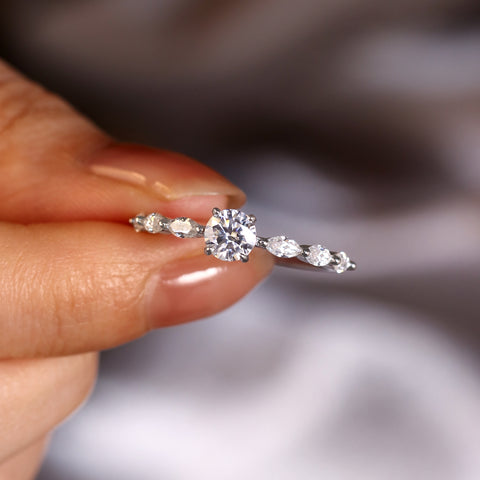 LUNA Four-Prong round brilliant cut Proposal Ring